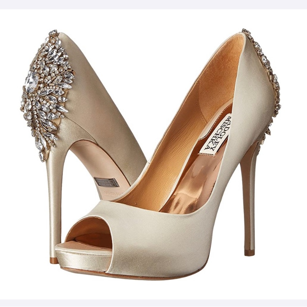 GORJUS Badgely Mischka‘s embellished pumps!